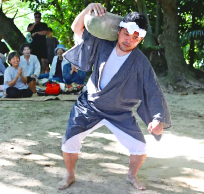 石垣市川平で豊年祭、ビッチュル石担ぎ五穀豊穣祈る