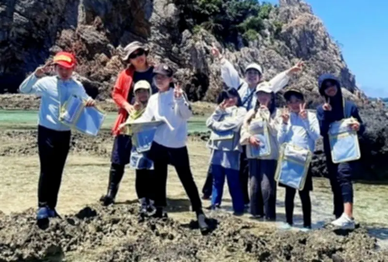 伊是名小4年生7人が「島学習」で二見ヶ浦海岸を訪問 日本の渚百選の景観とギタラ観察