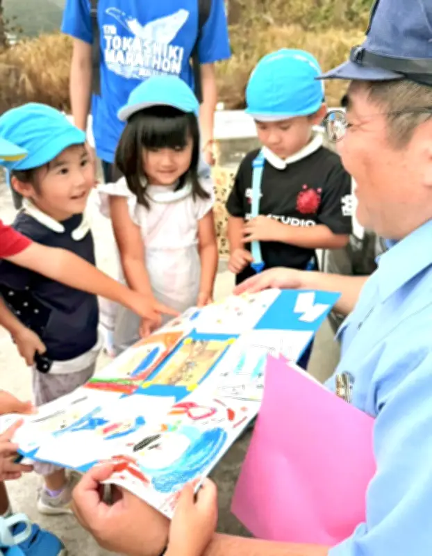 渡嘉敷幼稚園児が駐在所に似顔絵贈る　避難訓練の感謝込め