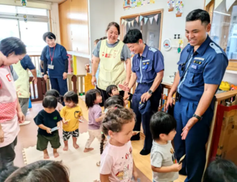 マリンレジャー最盛期前に那覇海上保安部と沖縄ヤクルトが共同で水難事故防止呼びかけ出発式、園児らと交流