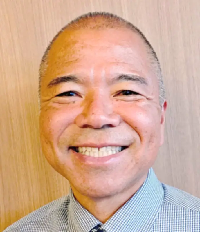 大城憲幸南城市長、右手の傷跡は中学時代に飼っていたピラニアにかまれたもの。あだ名は「ピラニア」だった