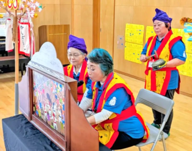 与那原大綱曳の由来を紙芝居で伝える「おばあQ」 与那原東幼稚園で読み聞かせと前舞披露