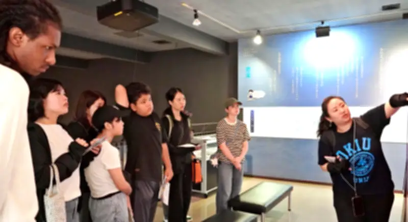 沖国大留学生、対馬丸記念館で沖縄戦学ぶ 宇久田さんがやさしい日本語で案内