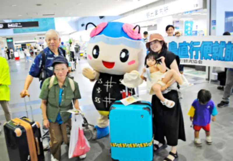 夏季限定の東京・羽田－久米島直行便が就航 17日に久米島空港で歓迎セレモニー 乗客145人を三線民謡で出迎え