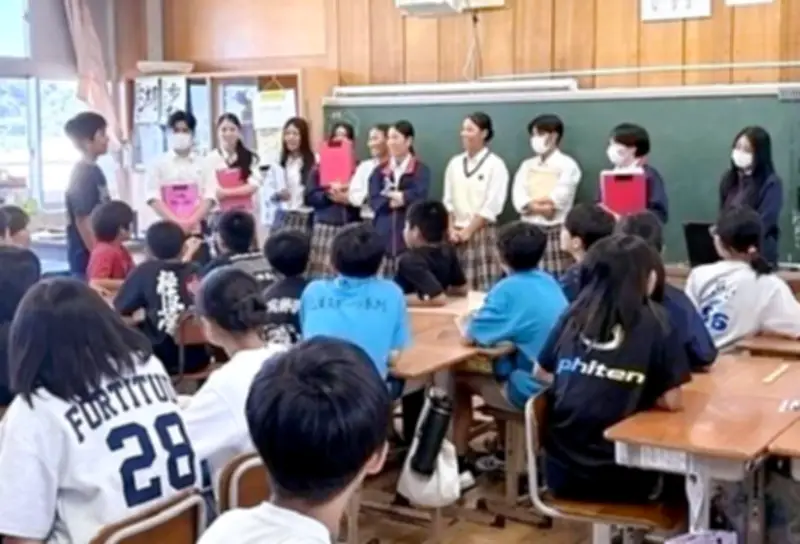 南部商業高校観光クリエイト科の生徒32人が7日に具志頭小学校で出前授業、6年生75人に地域の自然や文化を伝える