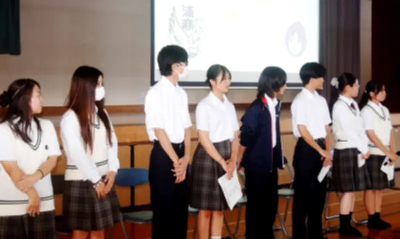 浦添商業で慰霊の日特設授業 ホリーニョさんが講演