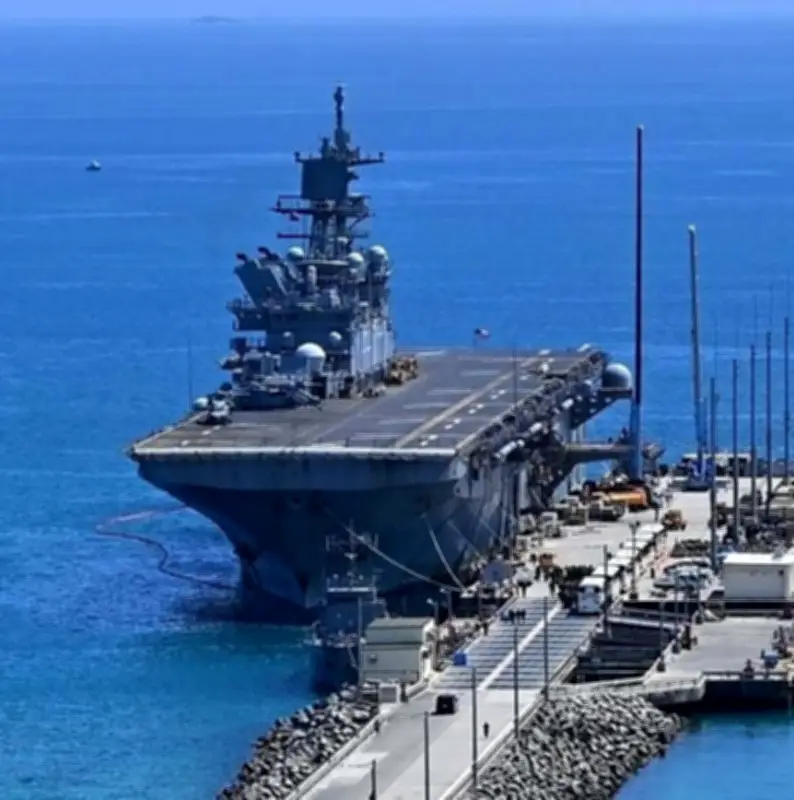 米強襲揚陸艦トリポリがホワイトビーチに寄港、中東任務から帰還