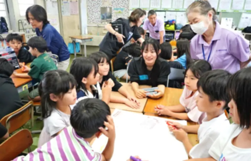 県立陽明高3年14人、浦添仲西小で認知症出前授業　民生委員と共に児童約90人にイラストやクイズで特徴解説