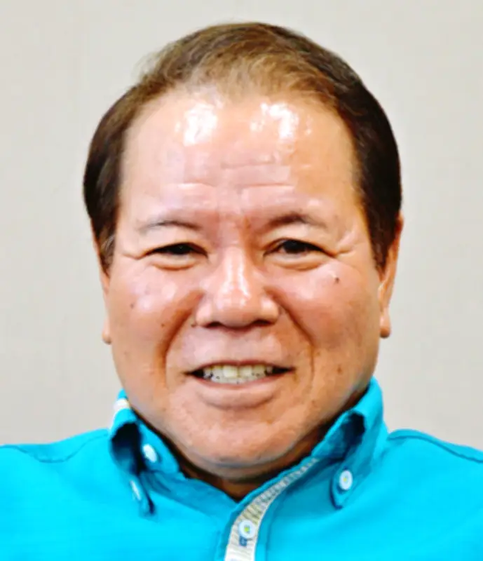 与那原町議会の当真聡議長、ゴルフバッグ担ぎ空港で冷や汗