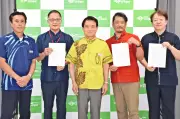 北中城村アダプトプログラム初の交付式、3団体が里親登録