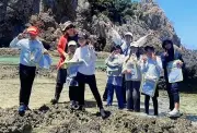 伊是名小4年生7人が「島学習」で二見ヶ浦海岸を訪問 日本の渚百選の景観とギタラ観察