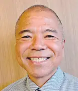 大城憲幸南城市長、右手の傷跡は中学時代に飼っていたピラニアにかまれたもの。あだ名は「ピラニア」だった