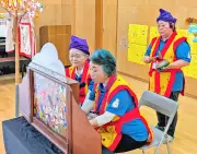 与那原大綱曳の由来を紙芝居で伝える「おばあQ」 与那原東幼稚園で読み聞かせと前舞披露