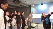 沖国大留学生、対馬丸記念館で沖縄戦学ぶ 宇久田さんがやさしい日本語で案内