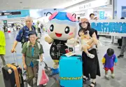 夏季限定の東京・羽田－久米島直行便が就航 17日に久米島空港で歓迎セレモニー 乗客145人を三線民謡で出迎え