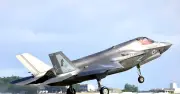 嘉手納基地にF35B6機飛来、中東から帰還か 機体に誘導弾投下痕