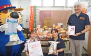 サンシャインがセカンドハーベスト沖縄に食品と寄付金を贈る