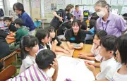 県立陽明高3年14人、浦添仲西小で認知症出前授業　民生委員と共に児童約90人にイラストやクイズで特徴解説