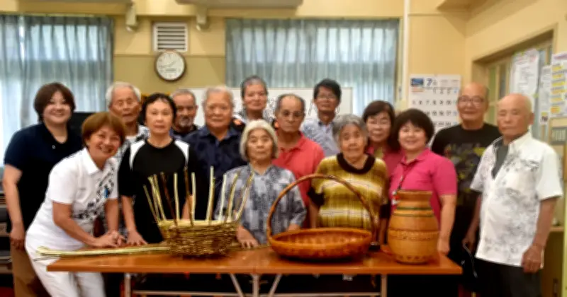 90歳の玉城さんが竹細工かご作り指導 南城・稲福ミニデイ