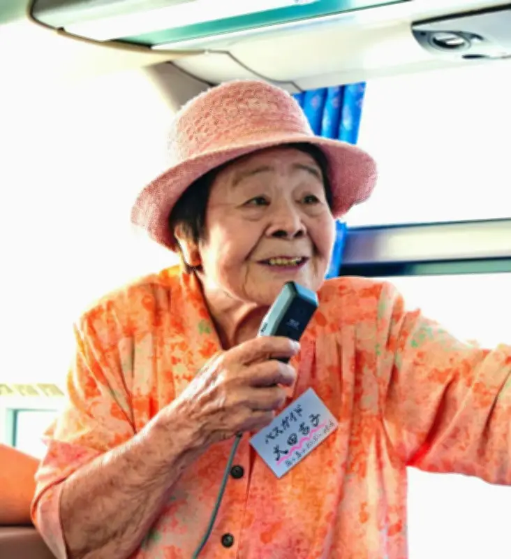 ９３歳の大田吉子さん、バスガイドに復帰 国頭ツアーで願い実現