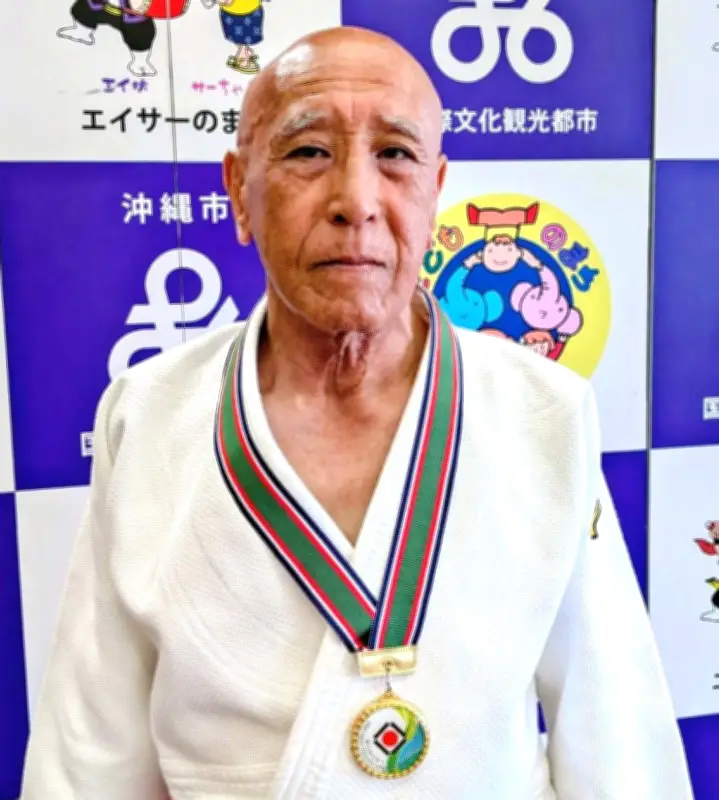 粟国謙次さん、日本ベテランズ柔道大会で2連覇達成 沖縄市長に報告