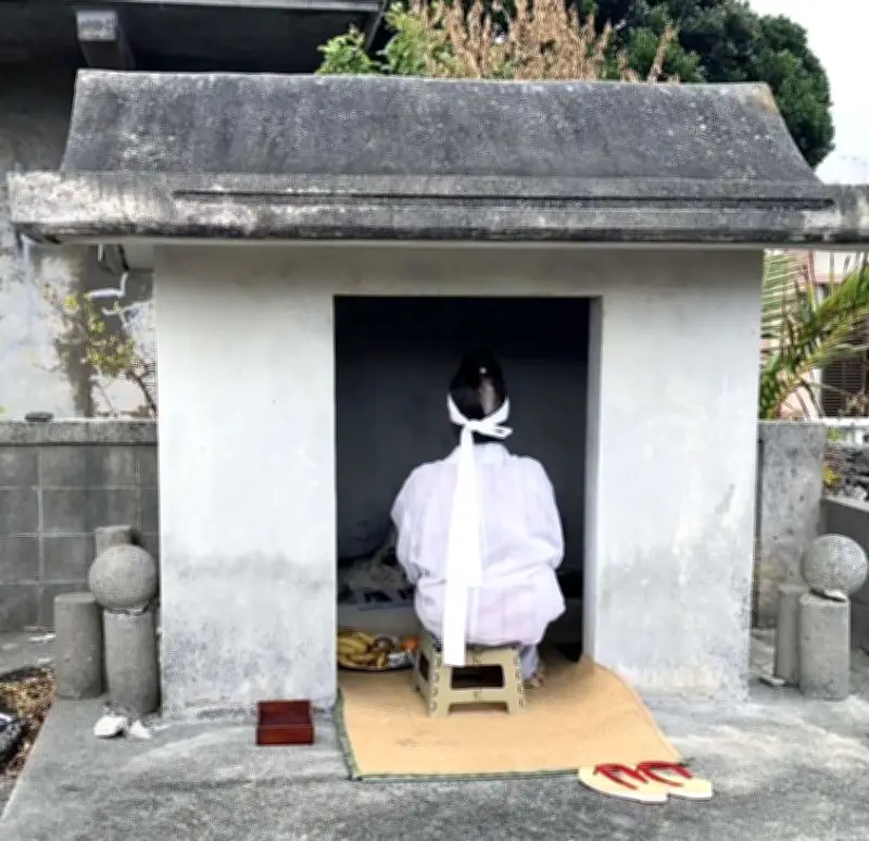 粟国村で「6月折目」　五穀豊穣や旅の安全祈願　島内15カ所の拝所回る