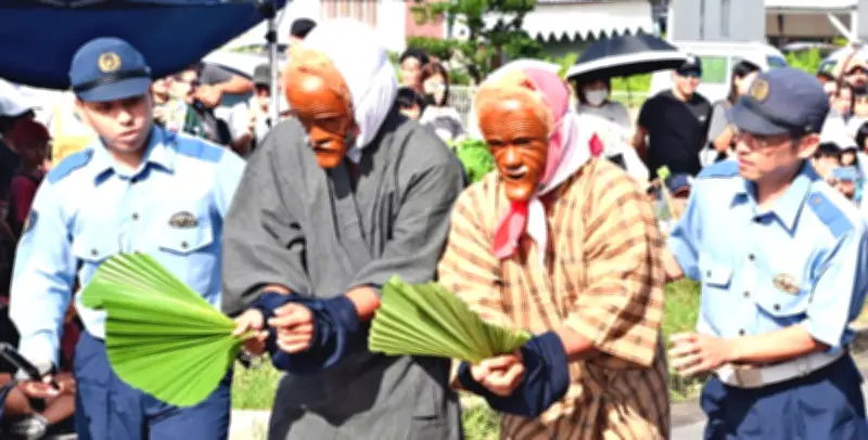 旧盆アンガマが八重山署へ「連行」 寸劇で交通安全呼びかけ