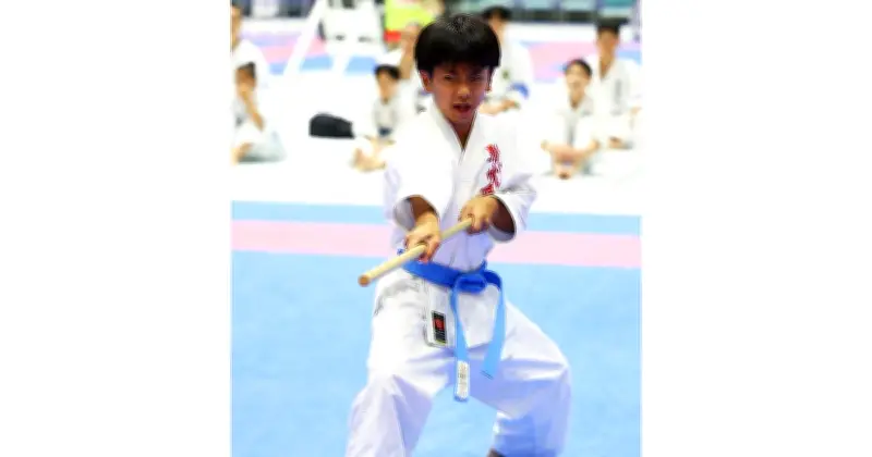 第3回沖縄空手世界大会、古武道（棒）少年少女IIIで石嶺小6年・安里優志が県勢最高位の3位、準決勝進出