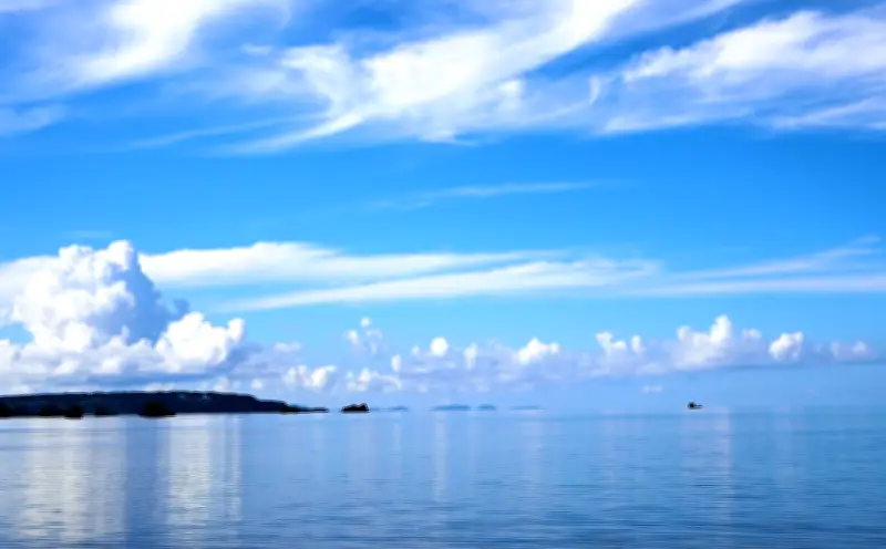 空と海の青が溶け合う 名護市稲嶺で夏の絶景