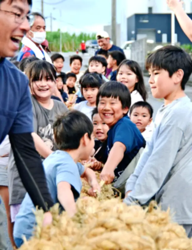65年ぶり子ども綱引き 八重瀬町世名城区 「ハーイヤ」のかけ声響く
