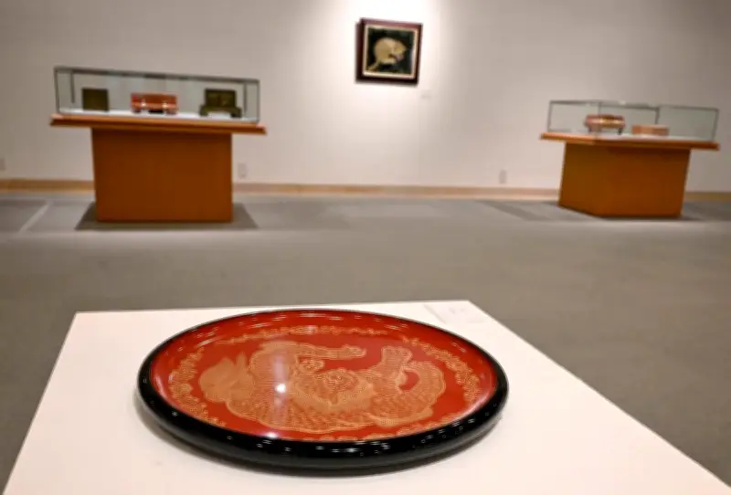 金城唯喜と若手漆芸作家の沈金展、県立芸大で開催中