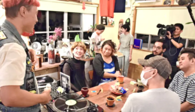 コーヒー通して選挙語り合う 北谷のカフェで店主ら１０人参加
