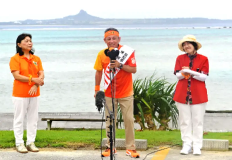玉城デニー氏、母の故郷望む備瀬崎から第一声 本部町で選挙戦スタート