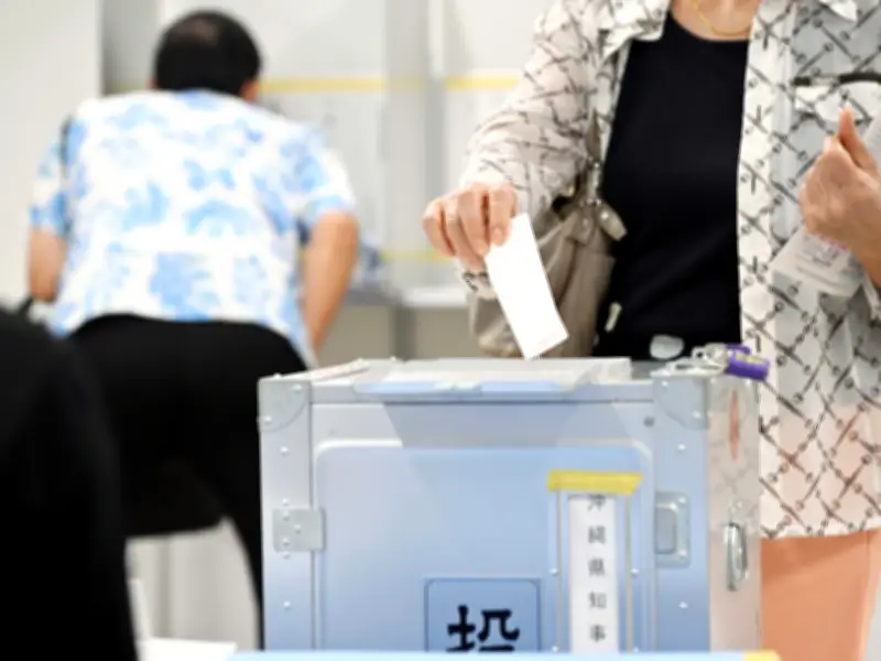 知事選期日前投票始まる 那覇市役所に列、初日1194人 県選管が親子連れ投票呼びかけ