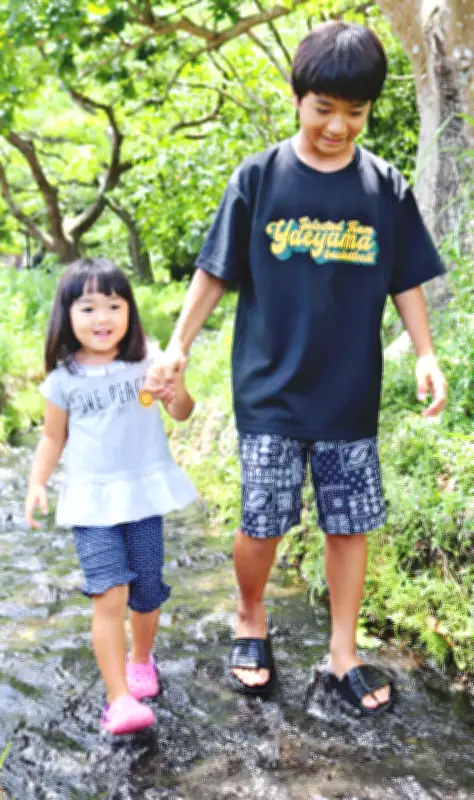 石垣島で気温３０度超の真夏日が続く中、石垣市のせせらぎ広場は水遊びする子どもたちと親子連れでにぎわう