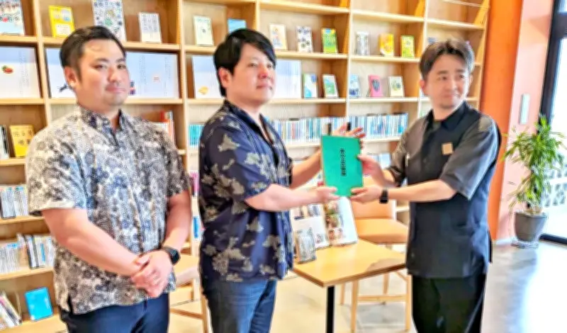 映画「木の上の軍隊」平監督、読谷村立図書館に脚本2冊寄贈
