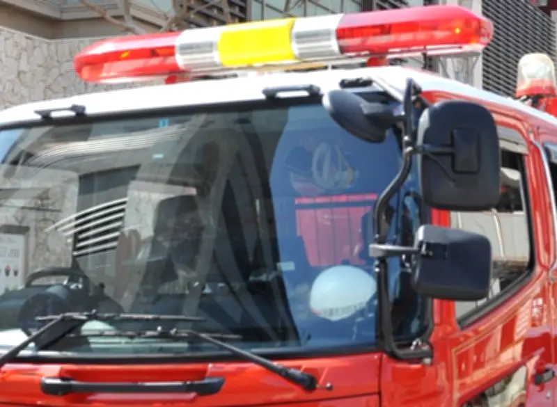 北谷町のホテルで火災、客室から意識不明の男性1人搬送 レンタカーも焼ける