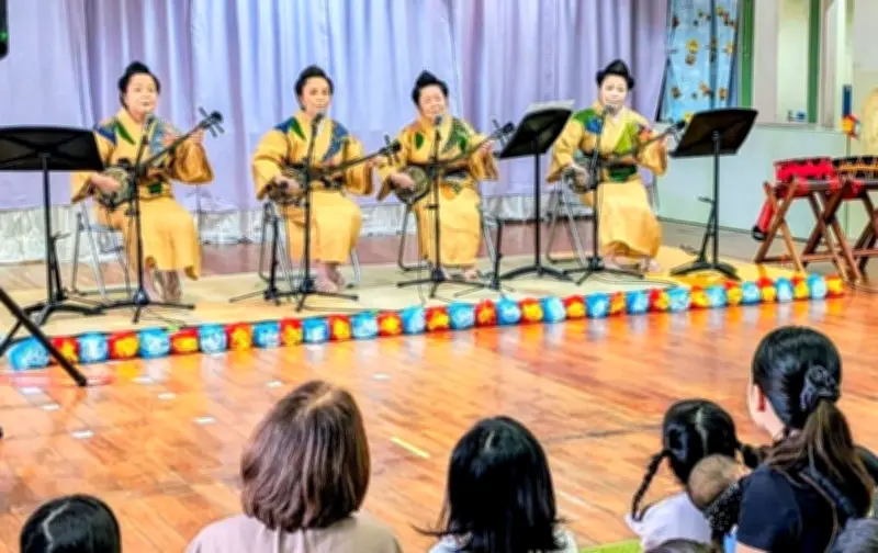 園児が三線や太鼓楽しむ フォーシスターズのわらべ唄ライブ 沖縄市の保育園