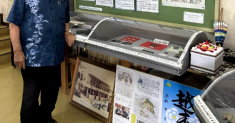 越来グスクミニミニ博物館、設置1周年 城前公民館で出土品展示 新里会長が鑑賞呼びかけ
