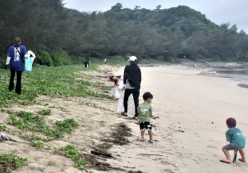 ７月１２日、国頭村浜区で美化活動 海浜と運動場を清掃、男性は草刈りや枝打ちに汗、女性と子どもはごみ拾い