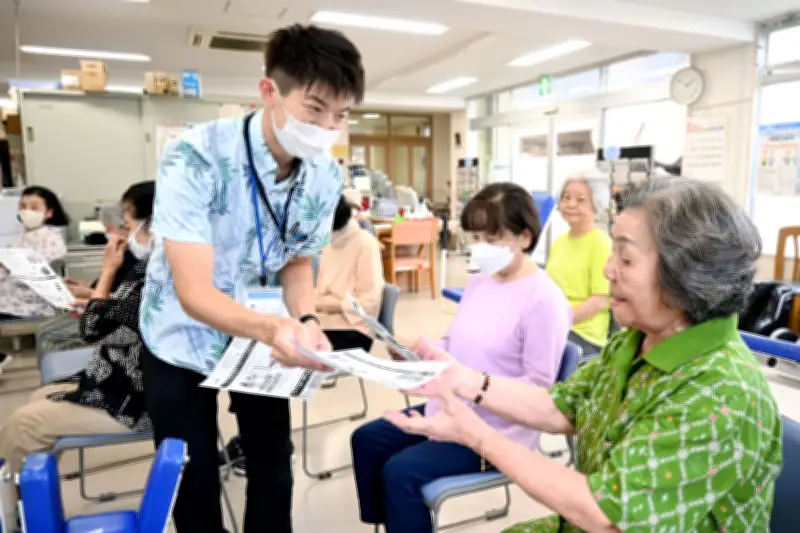 高齢者を熱中症から守る地域の輪 那覇でチラシ配り声かけ