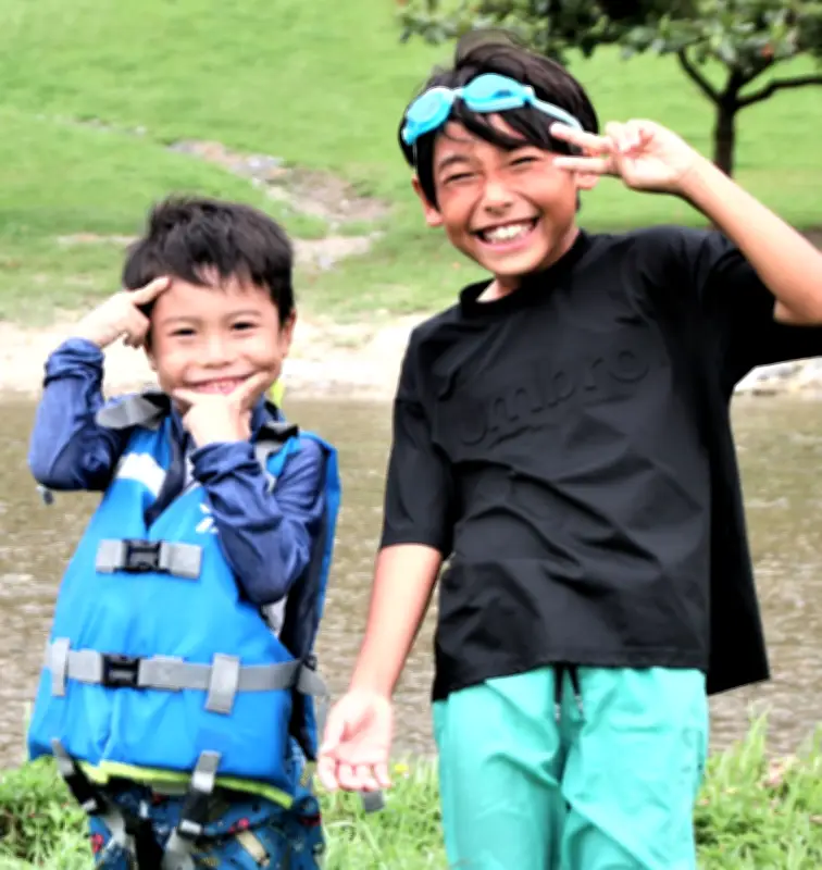 比嘉秀一郎さん（11）と秀之助ちゃん（4）、奥川でエビや魚捕り楽しむ