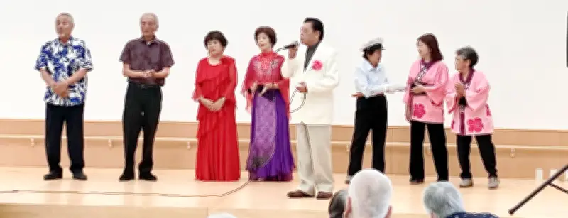 東村民踊愛好会が大宜味村の支援施設で歌や踊りを披露