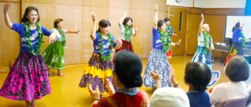 恩納村で地域サークル交流会、フラダンス披露など50人が参加
