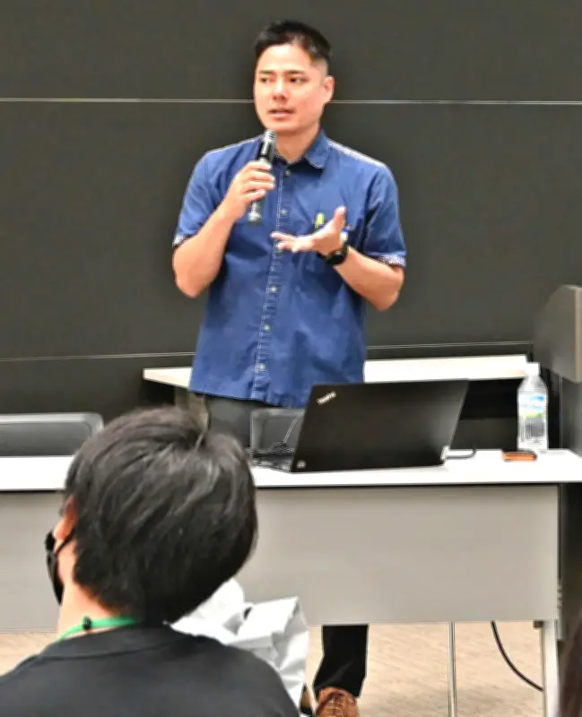 名護の中学生が海銀本店で金融学ぶ 無料塾「ぴゅあ」が見学