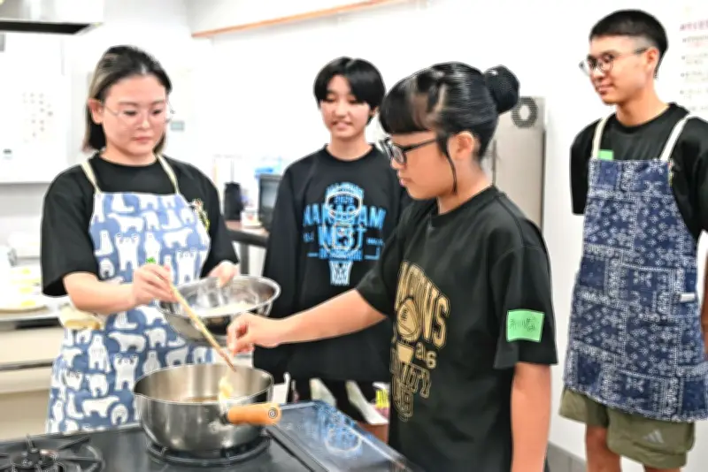 小中学生がボリビア料理「アンティクーチョ」調理体験 嘉手納で移民の歴史学ぶ