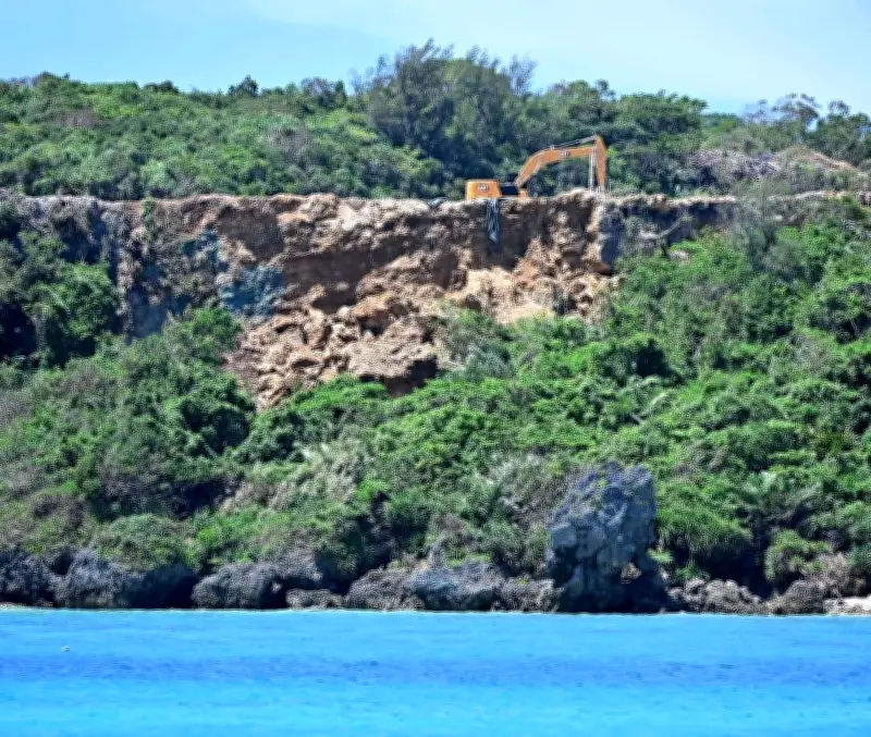宮城島採石場で土砂崩れ、山肌むき出し 辺野古新基地建設の土砂搬出現場