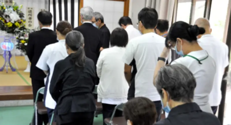 宮古南静園で旧盆慰霊祭 亡くなった園関係者５９１人に手を合わせる