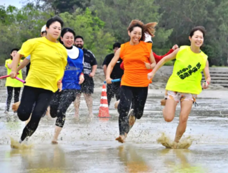 泥水まみれで笑顔　宮古島で第32回サニツ浜カーニバル開催