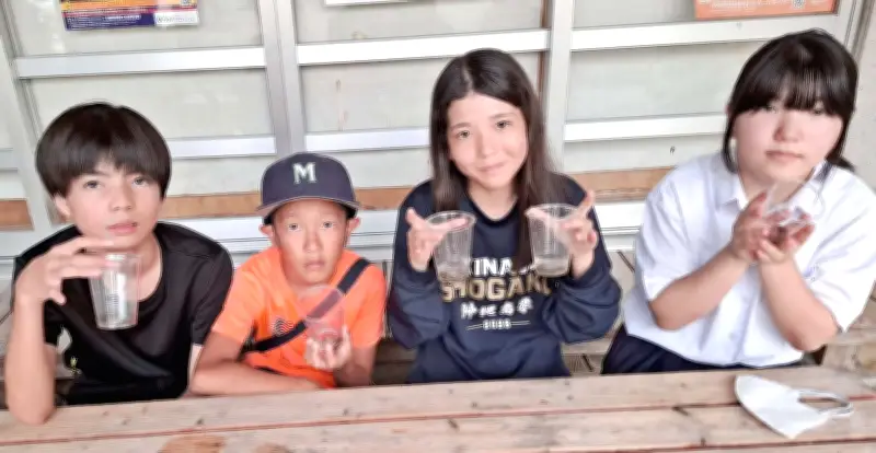 7月21日、名護世冨慶の「子どもの家」で東江中学校1年の4人が自由研究テーマにサワガニやセミの木を選んだ